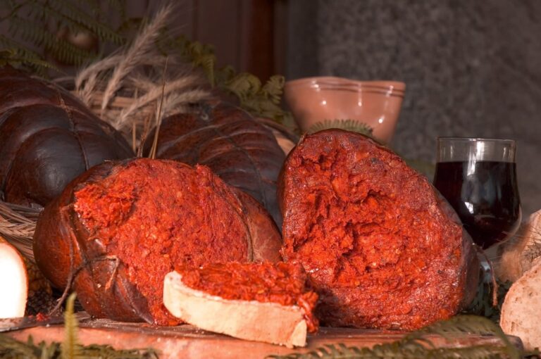 Aeroporti calabresi, la ‘nduja potrà “volare”: via libera per il trasporto nel bagaglio a mano