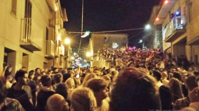 Spilinga: la beffa del concerto di Fred De Palma arrivato con tre ore di ritardo, nella stessa sera era a Cirò