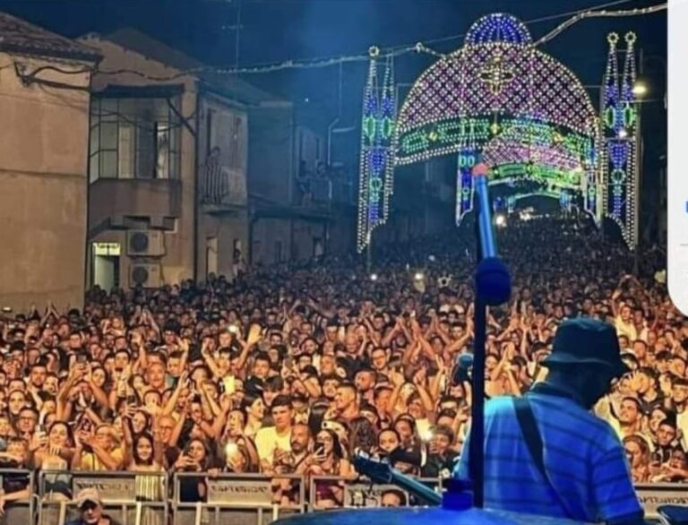 San Costantino Calabro, tripudio di folla per il concerto di Clementino