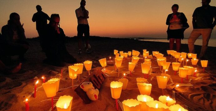 Naufragio a Cutro, 94 candele accese nel luogo della tragedia di sei mesi fa