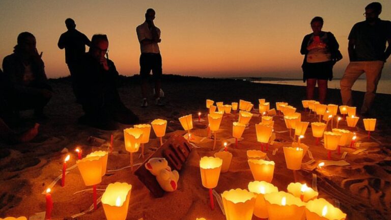 Naufragio a Cutro, 94 candele accese nel luogo della tragedia di sei mesi fa