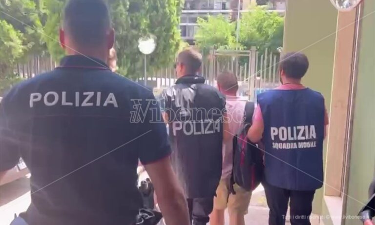 Ricercato dal 2022, alloggiava in un B&B di Tropea: arrestato dalla Polizia – Video