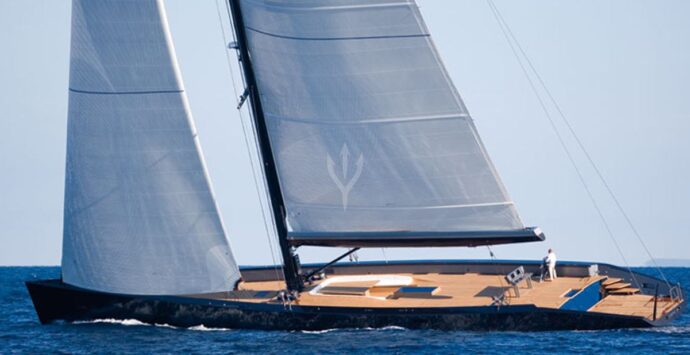 Nel Porto di Vibo Marina il Luxury yacht “Esense”, una terrazza sul mare