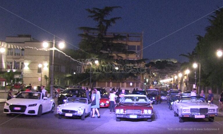 Aspettando “Vibo Vintage”: sold out per il drive-in in piazza Municipio – Video