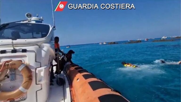 Esercitazione in mare della Guardia Costiera con i cani di salvataggio nel Vibonese