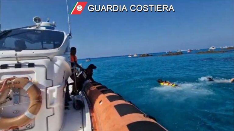 Esercitazione in mare della Guardia Costiera con i cani di salvataggio nel Vibonese