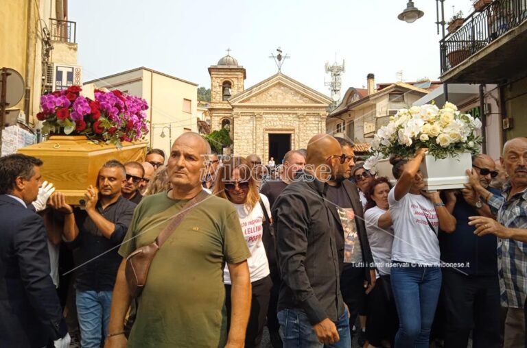 E’ il giorno del dolore a Nicotera, in tanti per l’ultimo saluto a mamma e figlia decedute nell’incidente di domenica