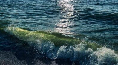 Pizzo, la segnalazione: «Mare verde e bollicine, i turisti preferiscono stare in piscina»