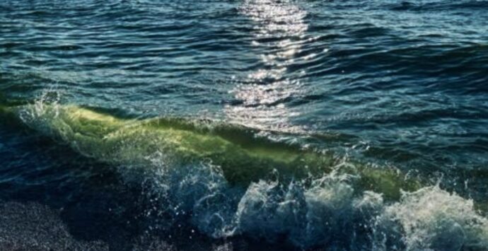 Pizzo, la segnalazione: «Mare verde e bollicine, i turisti preferiscono stare in piscina»