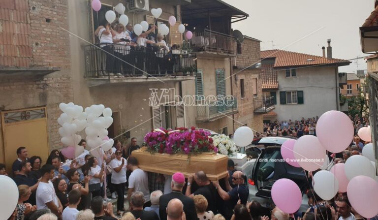 Anche San Calogero ha reso l’ultimo omaggio ad Antonella Teramo ed alla piccola Maya