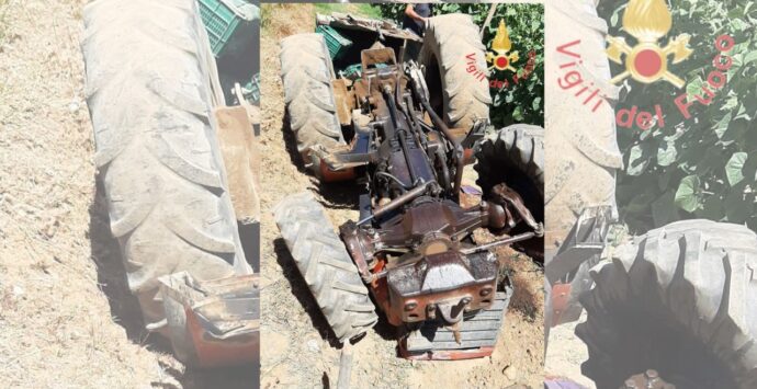 Si ribalta il trattore, 75enne muore nelle campagne del Catanzarese