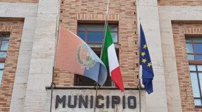 Giornata del sacrificio dei lavoratori italiani nel mondo, bandiere a mezz’asta al Comune di Vibo