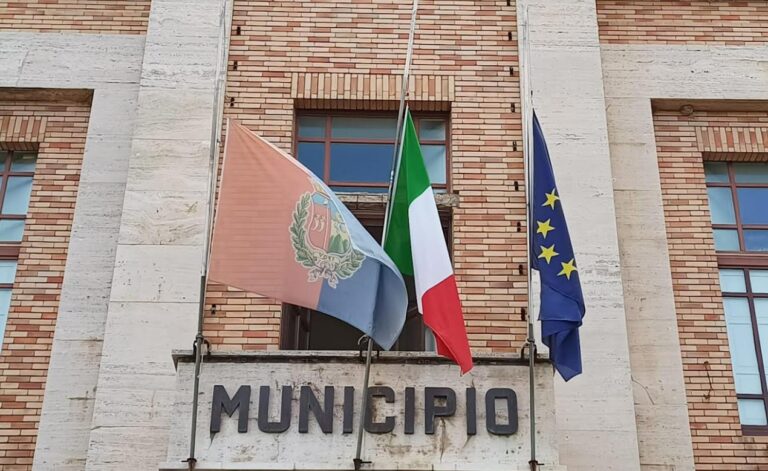 Giornata del sacrificio dei lavoratori italiani nel mondo, bandiere a mezz’asta al Comune di Vibo