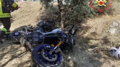 Incidente nel Crotonese, morto motociclista finito in una scarpata