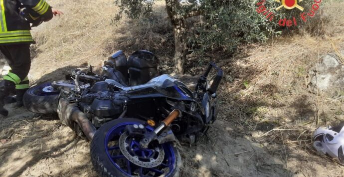 Incidente nel Crotonese, morto motociclista finito in una scarpata