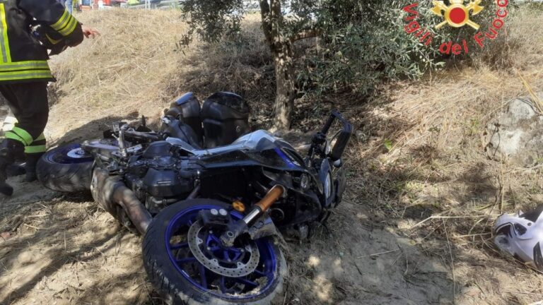 Incidente nel Crotonese, morto motociclista finito in una scarpata