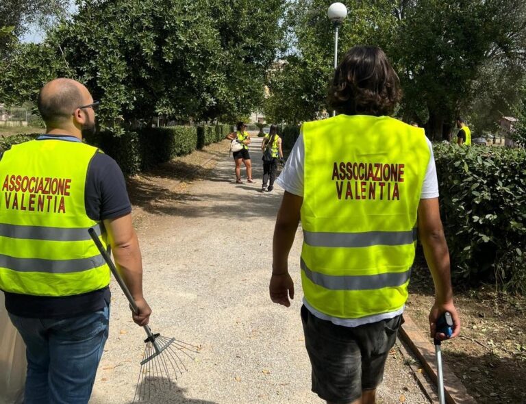 Vibo, incuria e degrado in parchi e aree urbane: l’associazione “Valentia” li ripulisce