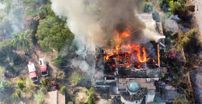 Bivona, grosso incendio nell’ex struttura del Lido degli Aranci