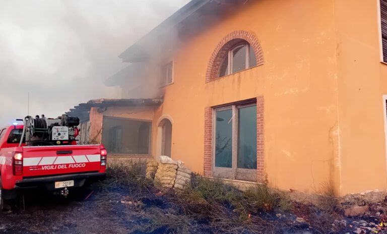 Emergenza incendi nel Vibonese, il fuoco non dà tregua
