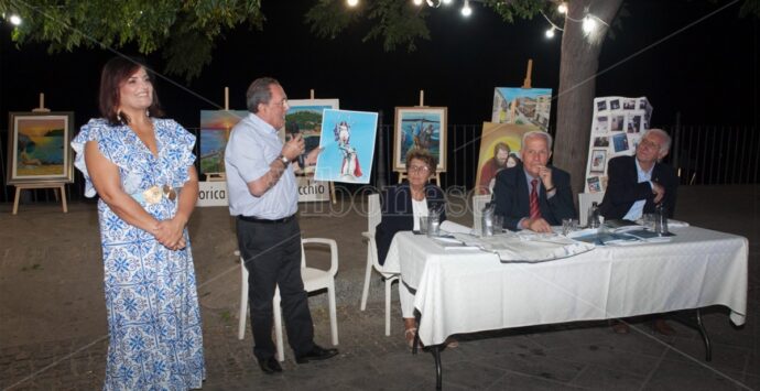 I dipinti dell’artista Domenica Vecchio celebrano la città di Nicotera