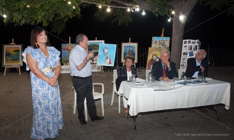 I dipinti dell’artista Domenica Vecchio celebrano la città di Nicotera