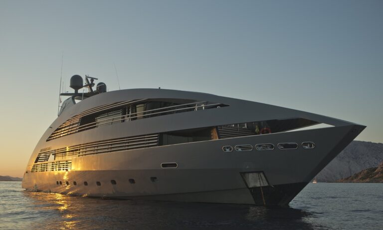A Vibo Marina arriva “Ocean Pearl”, il lussuoso yacht incanta con il suo moderno design