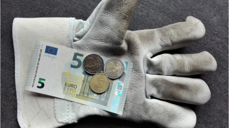 Salario minimo a 9 euro lordi l’ora: a Vibo il M5S organizza una raccolta firme