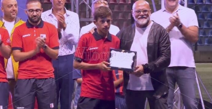 La Vibonese calcio premia il bagnino eroe di 16 anni che ha tratto in salvo sei persone