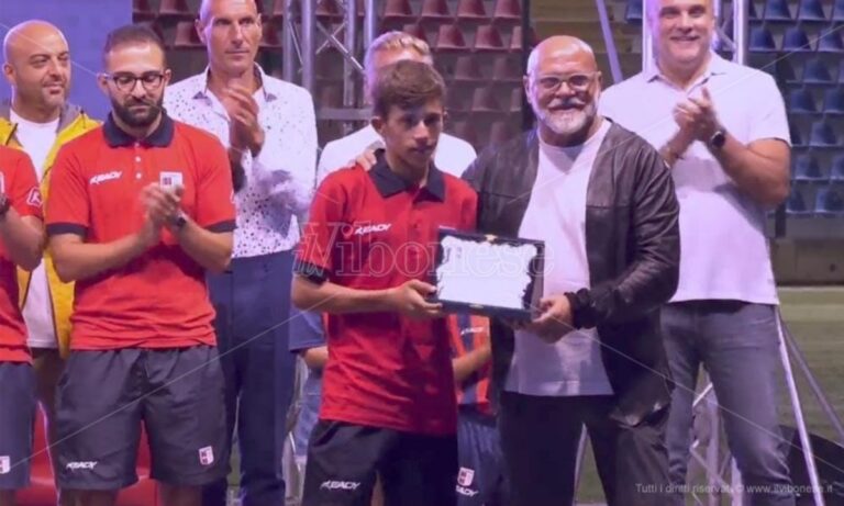 La Vibonese calcio premia il bagnino eroe di 16 anni che ha tratto in salvo sei persone