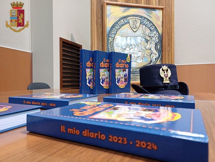 Vibo, la Polizia consegna le agende scolastiche agli alunni della scuola primaria