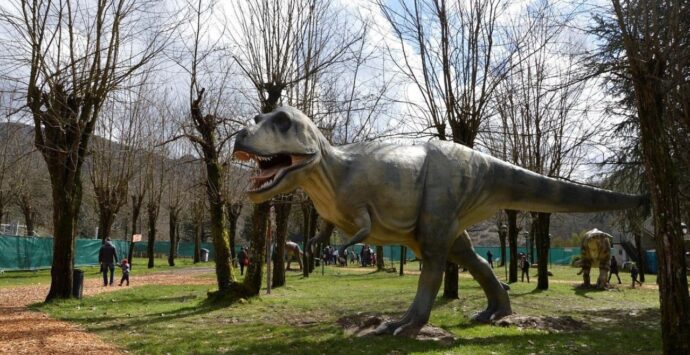 Paleoartisti al Parco urbano di Vibo alla scoperta della storia del Pianeta con i dinosauri