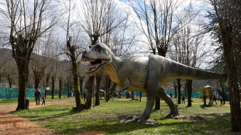 Paleoartisti al Parco urbano di Vibo alla scoperta della storia del Pianeta con i dinosauri