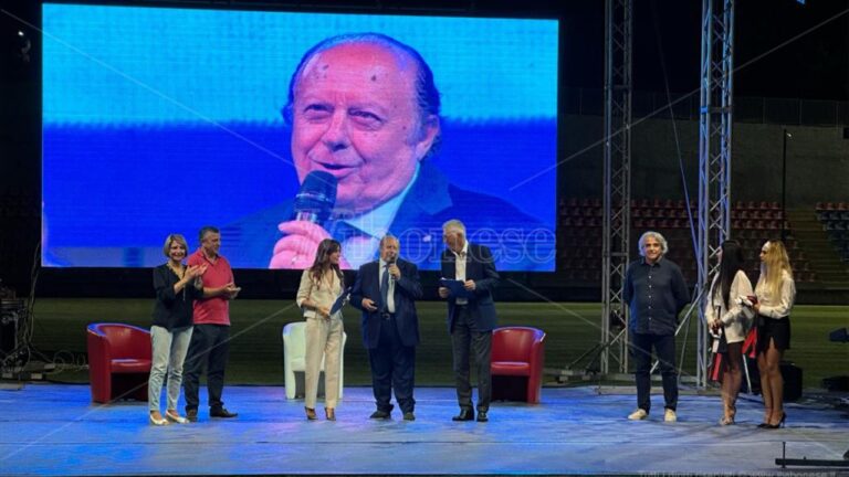 La Vibonese pronta a partire, la grande festa rossoblù. Il patron Caffo: «Profonda emozione» – Video