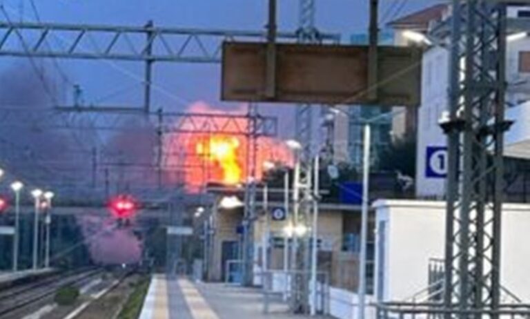 Incendi nel Vibonese, ripristinata la circolazione ferroviaria a Vibo-Pizzo