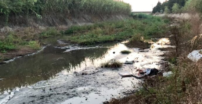 Inquinamento a Nicotera, “Difesa, diritti” denuncia: «Liquami fognari ovunque»