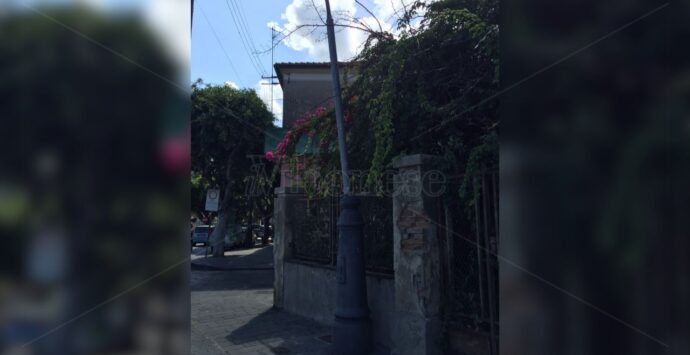 Vibo Marina, palo illuminazione divelto e abbandonato in zona centrale