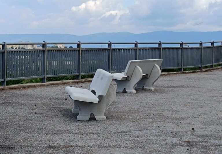 Panchine, fioriere e arredi urbani a Vibo acquistati grazie al M5S