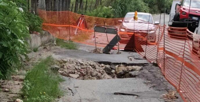 Voragine lungo la strada Vibo-Piscopio, l’appello: «Dopo un anno, nessun intervento»