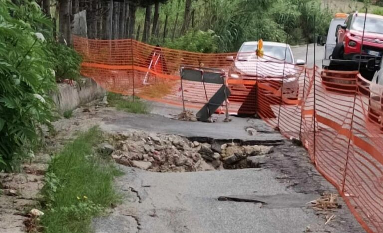 Voragine lungo la strada Vibo-Piscopio, l’appello: «Dopo un anno, nessun intervento»