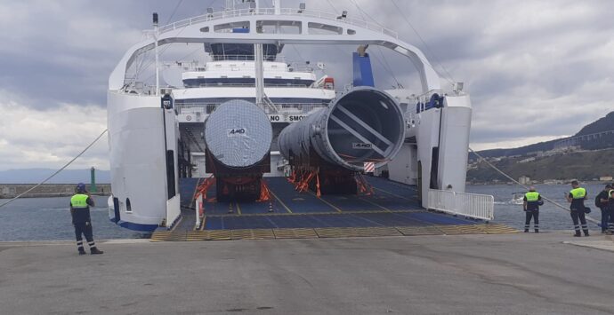 Porto di Vibo Marina: nave-traghetto carica giganteschi elementi metalmeccanici