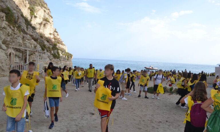 A Tropea la carovana di Legambiente incontra gli studenti per “pulire il mondo dall’indifferenza”