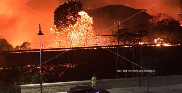 Notte di fuoco a Parghelia: si fa la conta dei danni, tre i feriti e diverse le famiglie evacuate
