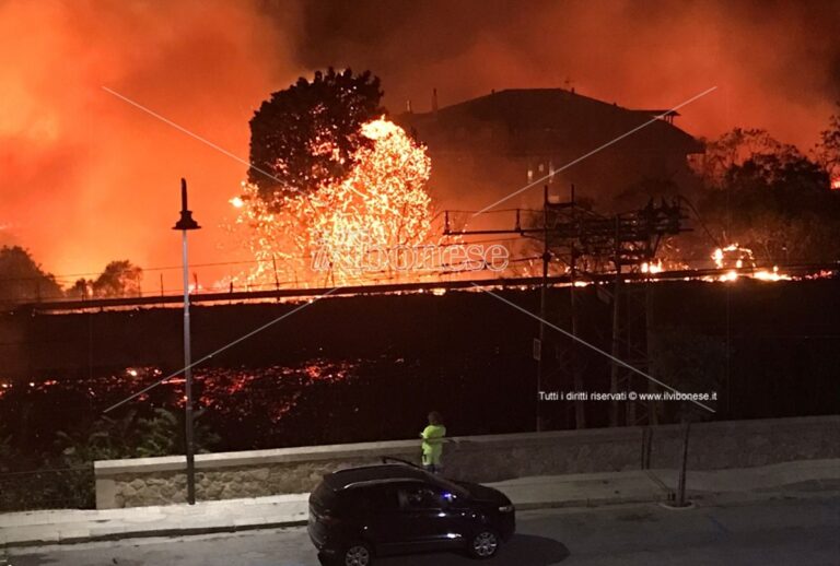 Notte di fuoco a Parghelia: si fa la conta dei danni, tre i feriti e diverse le famiglie evacuate