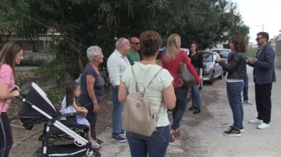 Per pulire il torrente bisogna demolire la strada che conduce alle loro case: in Via Parodi scatta la protesta – Video