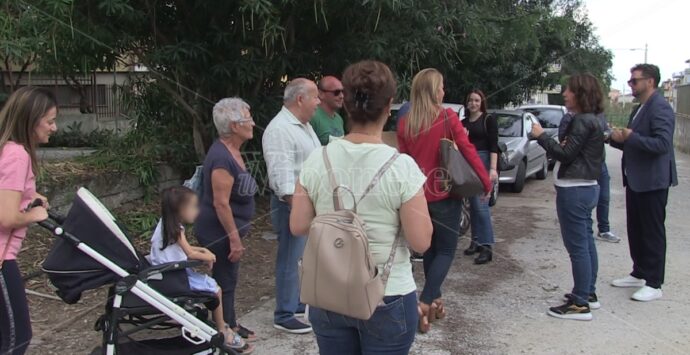 Per pulire il torrente bisogna demolire la strada che conduce alle loro case: in Via Parodi scatta la protesta – Video