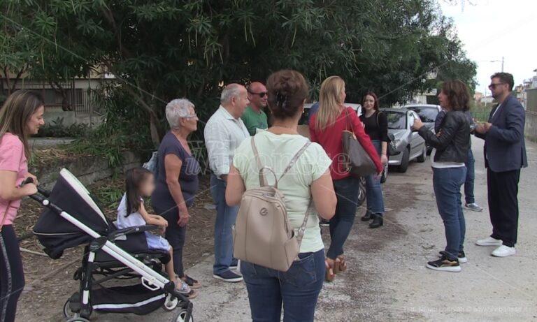 Per pulire il torrente bisogna demolire la strada che conduce alle loro case: in Via Parodi scatta la protesta – Video