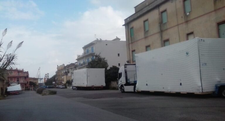 Porto di Vibo Marina: portacontainer sostano su strada per mancanza di posto sulla Banchina