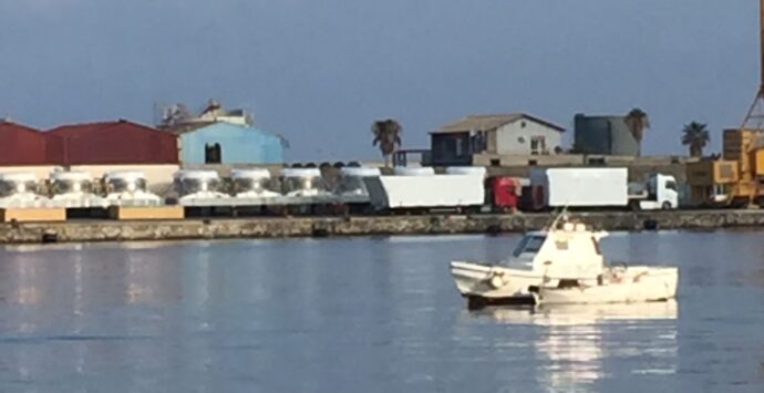 Porto di Vibo Marina: Banchina commerciale al completo, spazi insufficienti