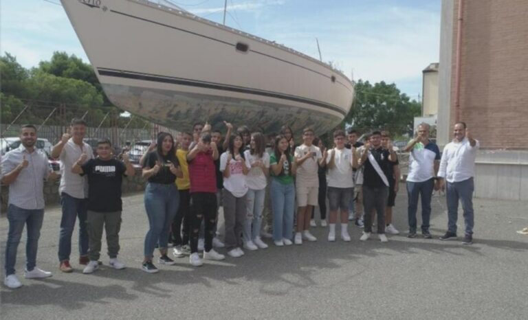 Confiscata dopo uno sbarco migranti, barca a vela viene consegnata al Nautico di Catanzaro
