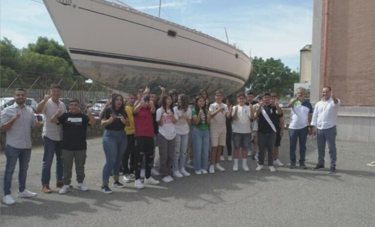 Confiscata dopo uno sbarco migranti, barca a vela viene consegnata al Nautico di Catanzaro
